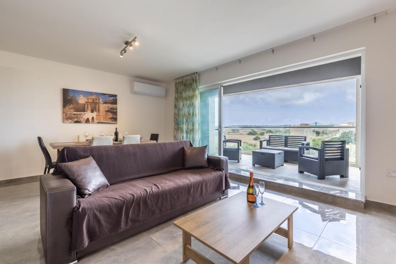 3 Bedroom - Walking Distance From Airport Apartamento Gudja